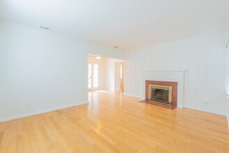 5025 Kester Ave in Sherman Oaks, CA - Foto de edificio - Building Photo