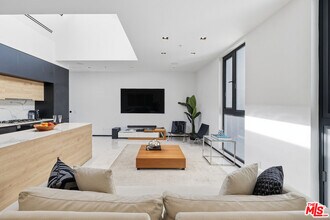 1253 N Sweetzer Ave in West Hollywood, CA - Building Photo - Building Photo