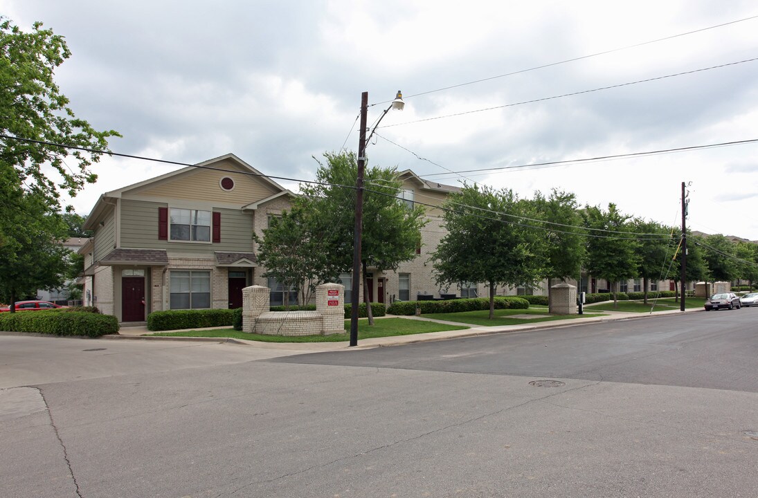 Monarch & Carroll Townhomes in Dallas, TX - Building Photo