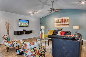 Polo Run Apartments in Kissimmee, FL - Building Photo - Interior Photo