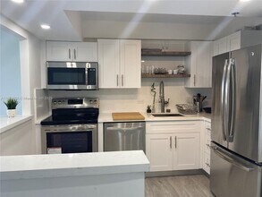 20515 E Country Club Dr in Miami, FL - Building Photo - Building Photo