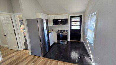 210 E Lakewood St, Unit Rear in Patchogue, NY - Building Photo - Building Photo