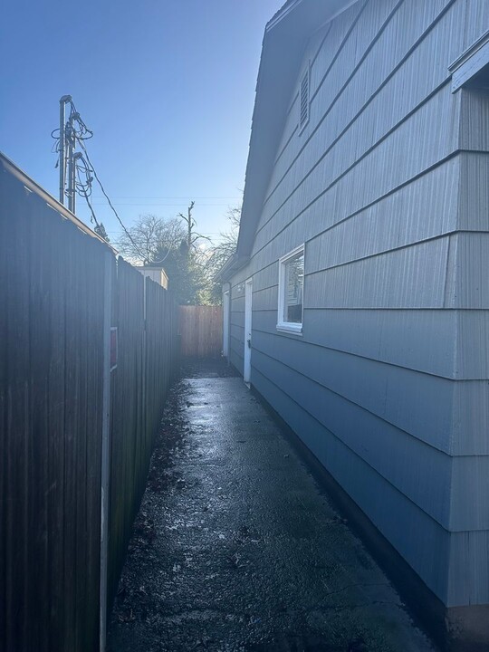 3358 Richard Ave in Eugene, OR - Building Photo