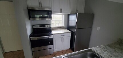 8540 N Sherman Cir in Miramar, FL - Building Photo - Building Photo