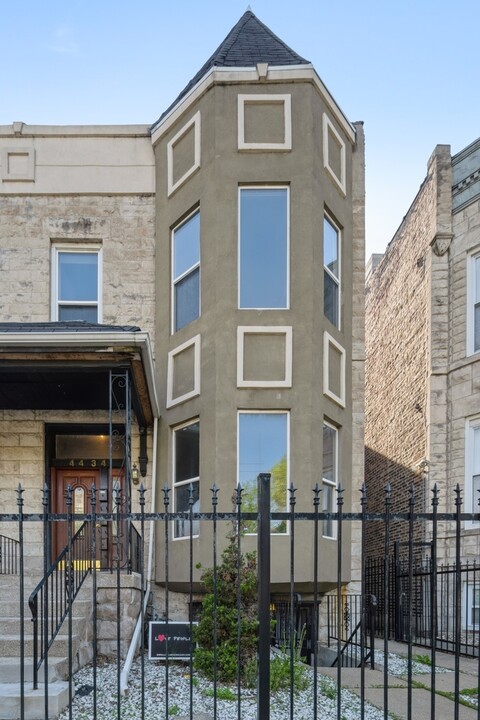 4434 S Indiana Ave in Chicago, IL - Building Photo