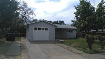 1440 Orange St in Red Bluff, CA - Building Photo