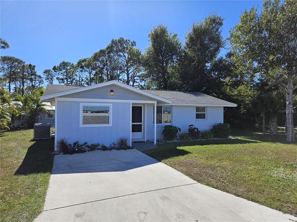 8229 Cypress Rd in Englewood, FL - Building Photo