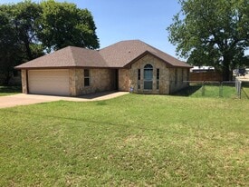 6630 Blue Water Cir in Granbury, TX - Building Photo