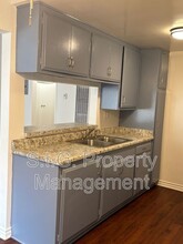 2504 N Naomi St in Burbank, CA - Foto de edificio - Building Photo