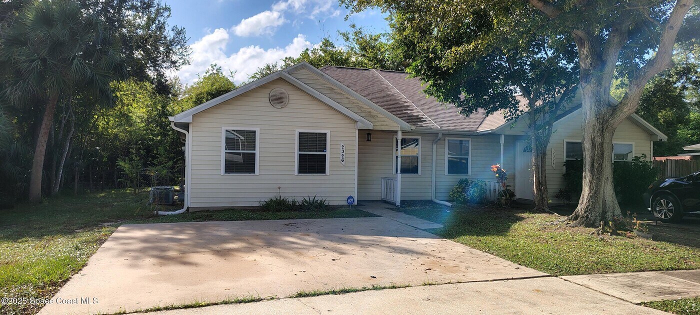 2326 Talmadge Dr in Titusville, FL - Foto de edificio