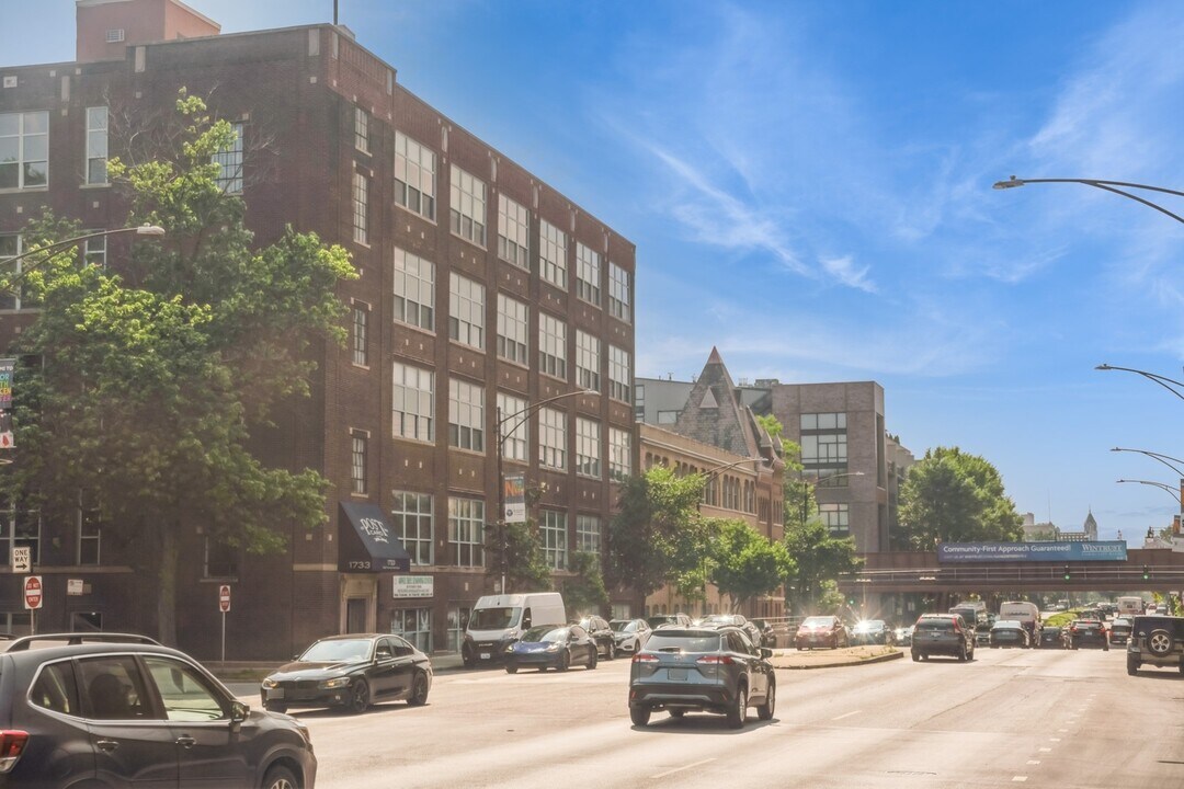1733 W Irving Park Rd in Chicago, IL - Building Photo