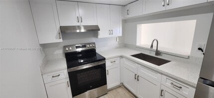 11800 SW 18th St in Miami, FL - Building Photo - Building Photo