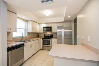 625 SE 9th Ave in Cape Coral, FL - Building Photo - Building Photo