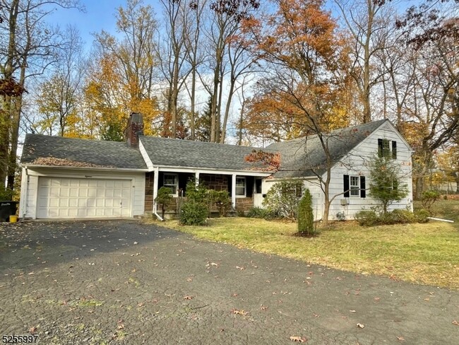 18 Oak Tree Ln in Little Falls, NJ - Building Photo - Building Photo