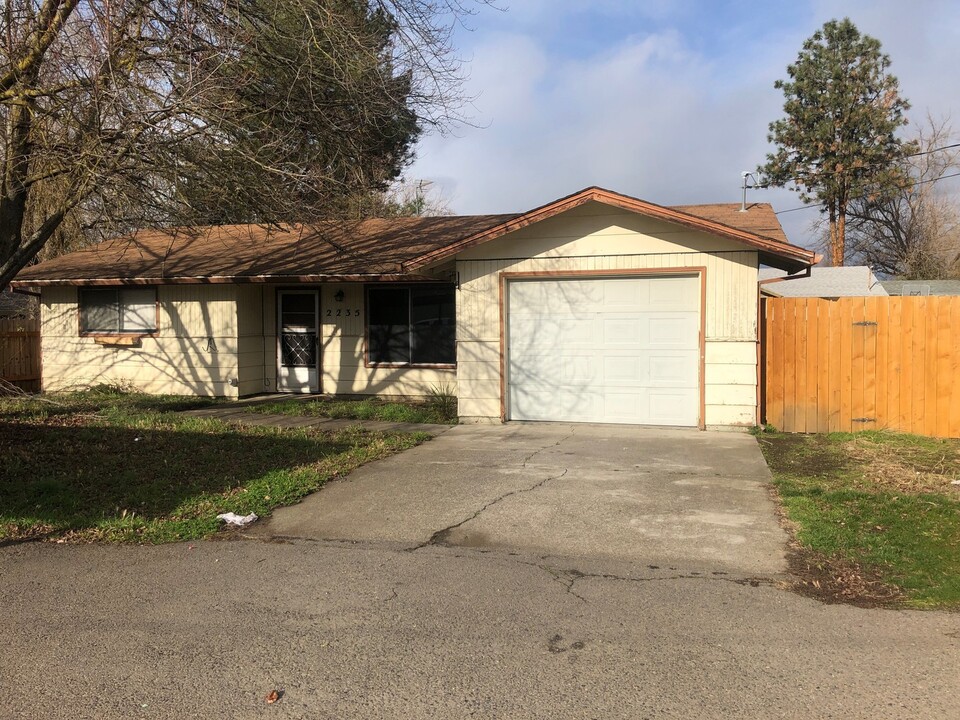 2235 Crater Lake Ave in Medford, OR - Building Photo