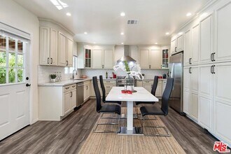 10725 Collins St in Los Angeles, CA - Building Photo - Building Photo