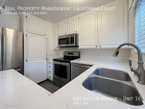 888 Victor Ave in Inglewood, CA - Foto de edificio - Building Photo