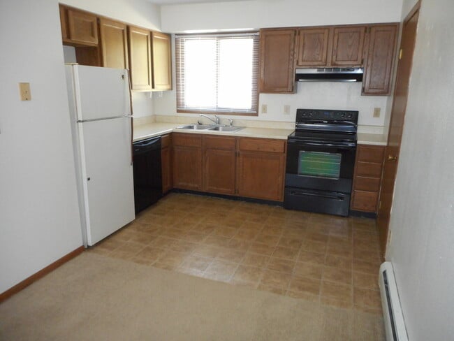 940 Eisenhower Rd in Hiawatha, IA - Building Photo - Building Photo