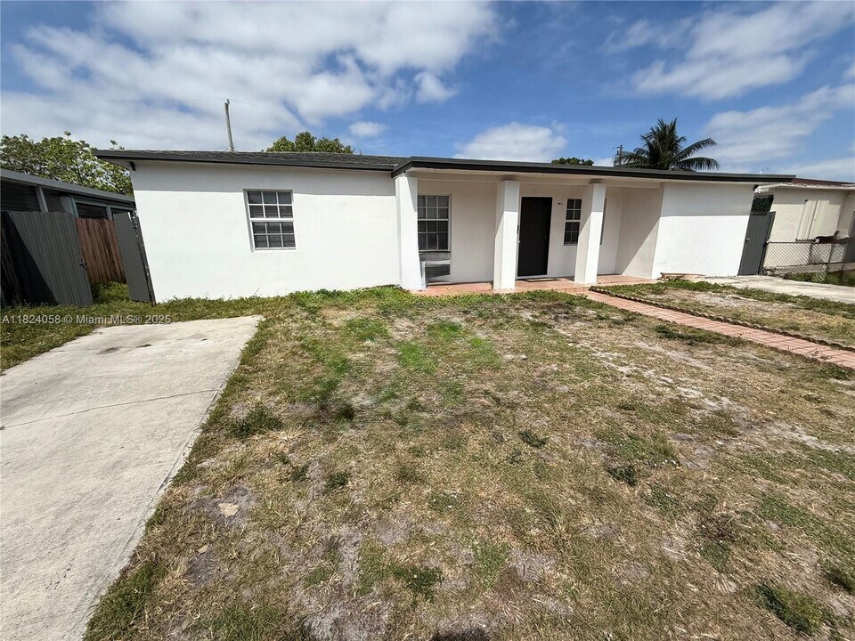 3902 E 8th Ct in Hialeah, FL - Building Photo