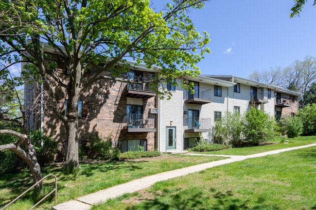 Tosa Village in Milwaukee, WI - Building Photo - Building Photo