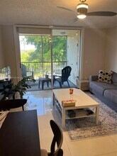 8245 Lake Dr in Doral, FL - Building Photo - Building Photo