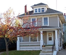 319 E Hillsdale in Lansing, MI - Foto de edificio - Building Photo