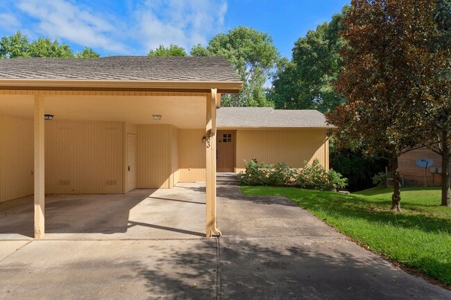 933 N Oak Dr in Fayetteville, AR - Building Photo - Building Photo
