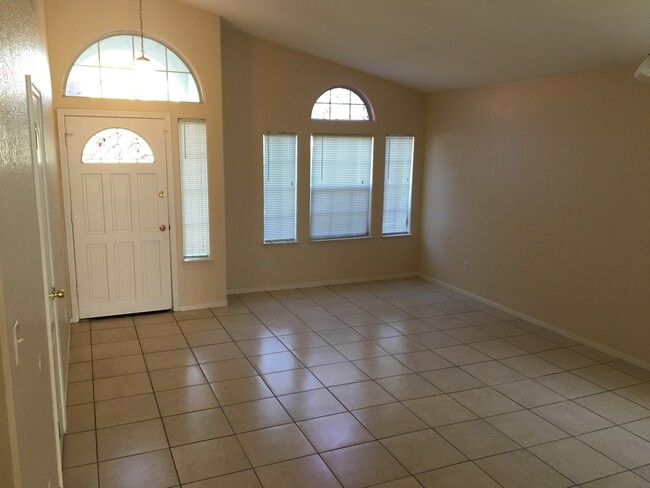 5305 Grogan Dr in Bakersfield, CA - Building Photo - Building Photo