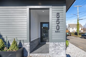 650 Main St in Branford, CT - Foto de edificio - Building Photo