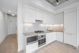 2720 Dundas St W in Toronto, ON - Building Photo - Building Photo