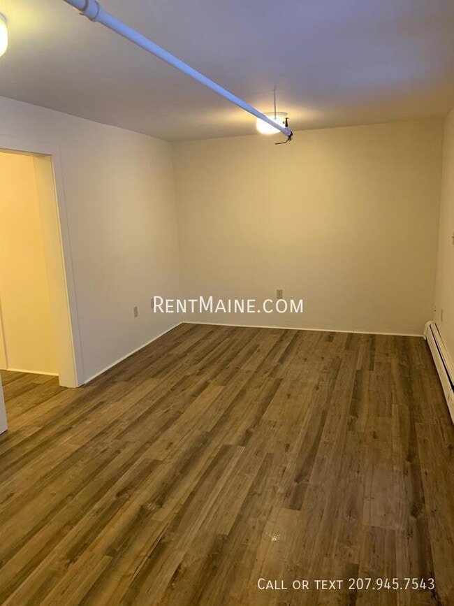 2412 Western Ave in Newburgh, ME - Foto de edificio - Building Photo