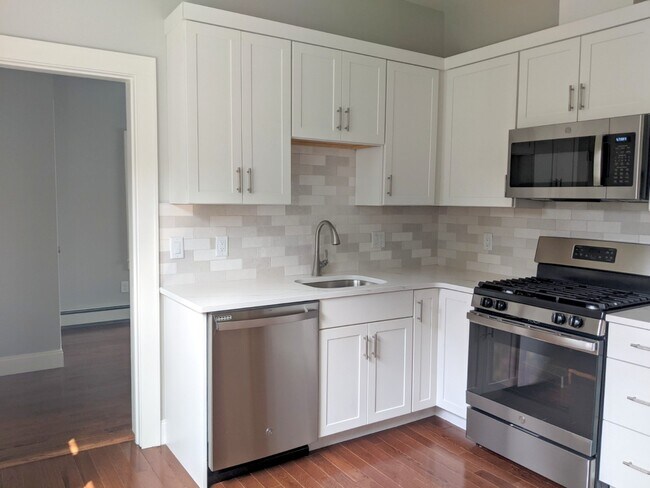 42 Crescent St, Unit 2 in Somerville, MA - Foto de edificio - Building Photo