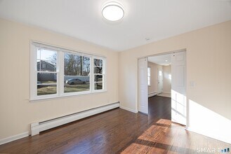 55 Glendale Rd in Stamford, CT - Foto de edificio - Building Photo