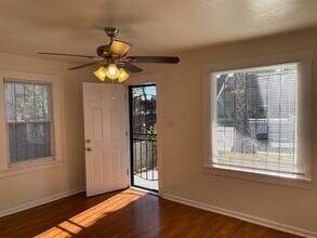 5426 S Van Ness Ave in Los Angeles, CA - Foto de edificio - Building Photo