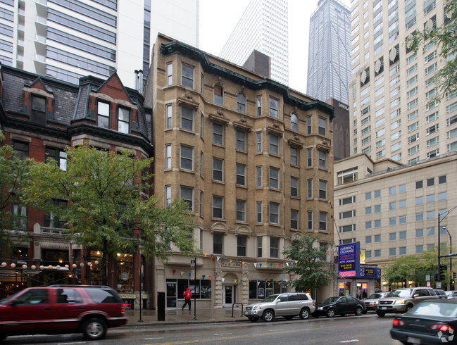 56-60 E Chicago Ave in Chicago, IL - Foto de edificio - Building Photo