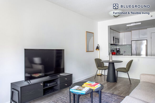 240 Lombard St in San Francisco, CA - Building Photo - Building Photo