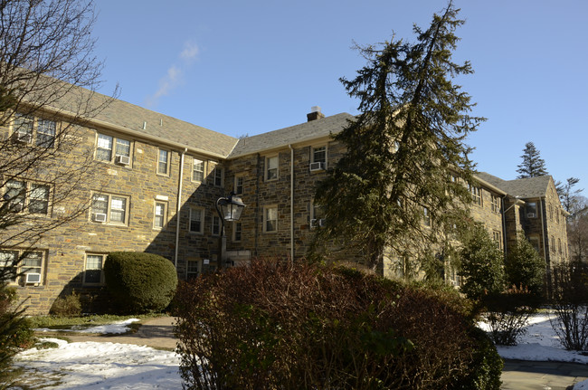 St. George's Apartments in Ardmore, PA - Foto de edificio - Building Photo