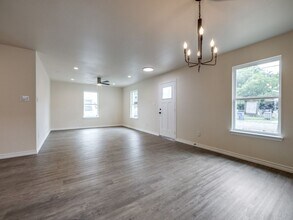4220 Hamilton Ave in Dallas, TX - Foto de edificio - Building Photo