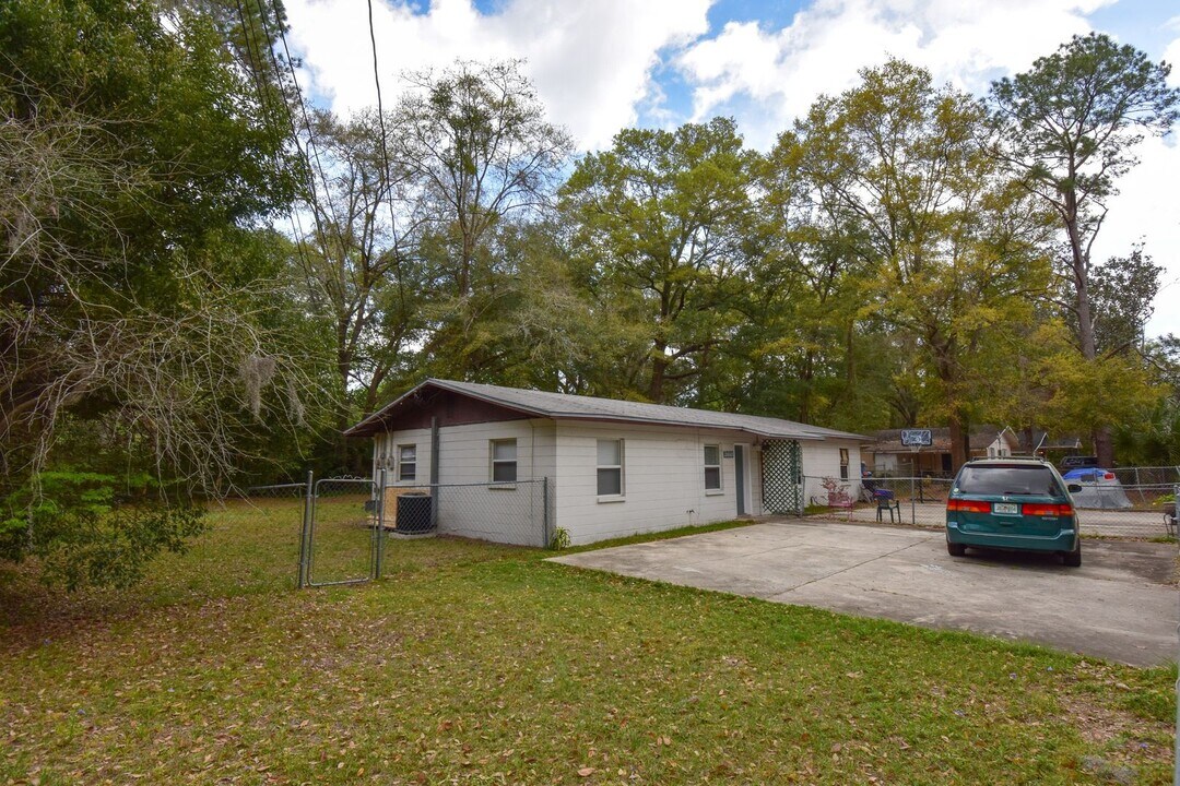 2060 NW 34th Ave in Gainesville, FL - Building Photo
