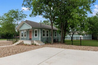 610 W 10th St in Georgetown, TX - Building Photo - Building Photo