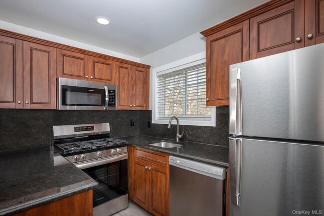 1 Presidents Dr in Port Jefferson, NY - Building Photo - Building Photo