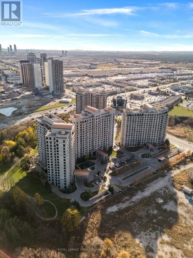 9245 Jane St in Vaughan, ON - Building Photo - Building Photo