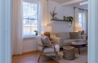 2052 Caroline St in Burlington, ON - Building Photo - Building Photo