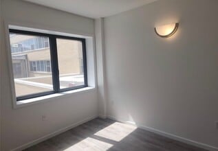 97-30-9764 64th Ave in Rego Park, NY - Foto de edificio - Building Photo