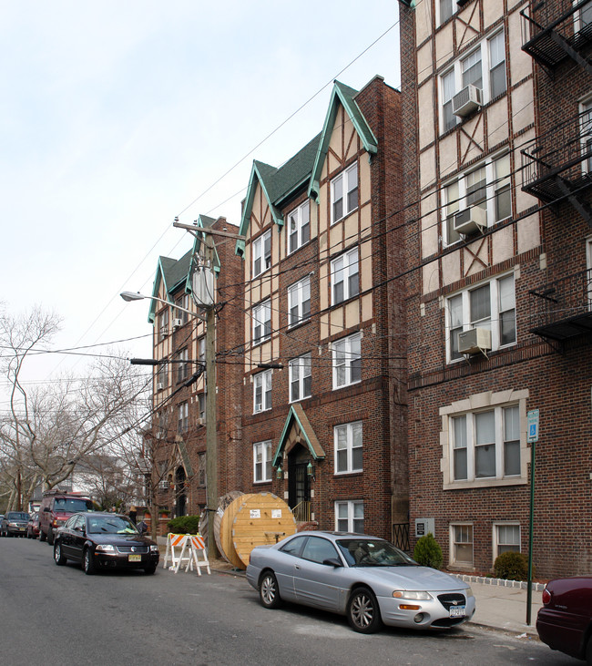 57-63 W 39th St in Bayonne, NJ - Foto de edificio - Building Photo