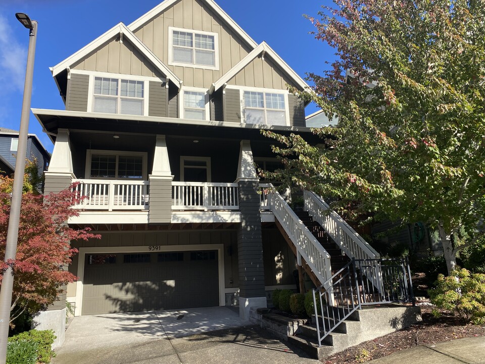 9391 NW Harvest Hill Dr in Portland, OR - Building Photo