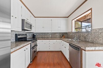 2027 Linda Flora Dr in Los Angeles, CA - Building Photo - Building Photo