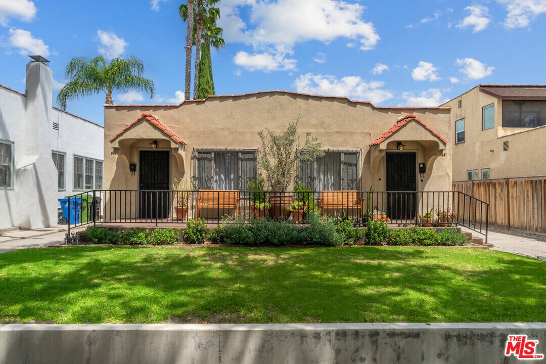 830 N Orange Dr in Los Angeles, CA - Building Photo