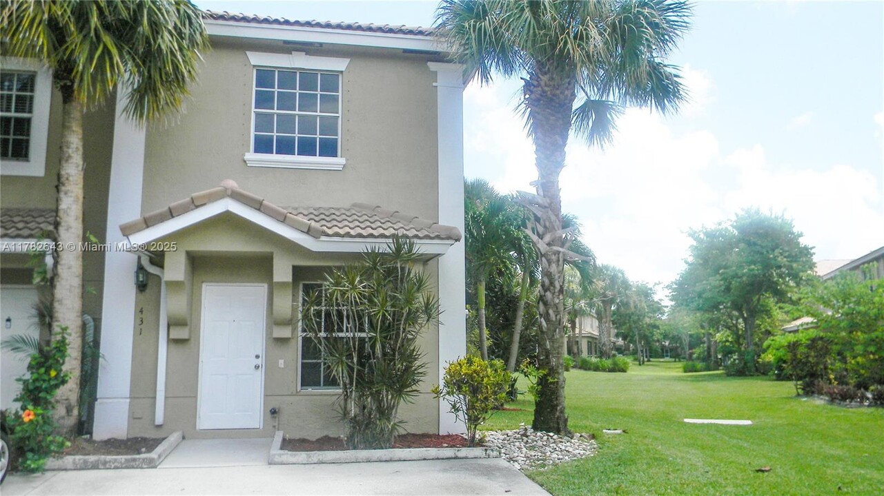 431 SW 122nd Ave in Pembroke Pines, FL - Foto de edificio