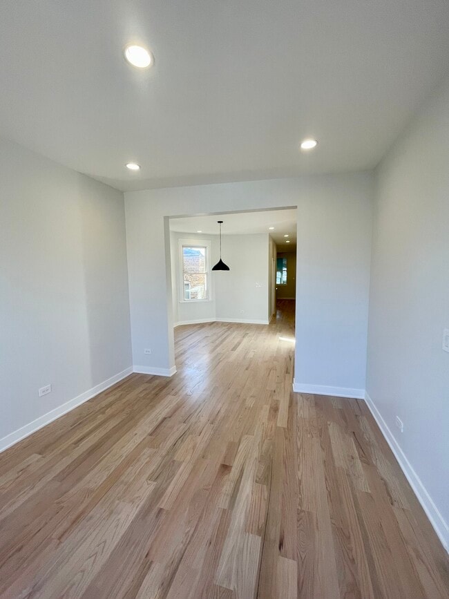 3006 N Troy St, Unit Floor 1 in Chicago, IL - Foto de edificio - Building Photo